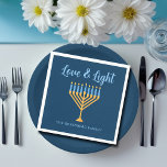 Hanukkah Liebe & Light Custom Menorah Blue Party Serviette<br><div class="desc">Niedliche Liebe und leichte Hanukah Papierserviette für ein jüdisches Familienessen oder ein Chanukah Party mit Synagoge. Dieses hübsche Dekor mit Ihrem eigenen Familiennamen oder Gruppeninformationen in blau unter der hübschen Goldmenorah.</div>