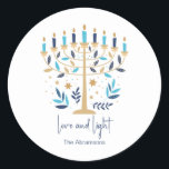 Hanukkah Liebe & Light Floral Menorah Runder Aufkleber<br><div class="desc">Hanukkah Liebe & Light Floral Menorah Aufkleber. Personalisieren Sie den benutzerdefinierten Text oben. Weitere Koordinationsgegenstände finden Sie in unserer Kollektion "Floral Hanukkah Menorah und Dreidel".</div>