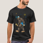 Hanukkah Menorah Bigfoot Funny Chanukah jüdisch T-Shirt<br><div class="desc">Nehmen Sie sich dieses lustige Sasquatch-jüdische Bigfoot-Design an,  um es beim Dreidel-Spiel zu tragen oder als Geburtstag- oder Weihnachtsgeschenk für alle zu kaufen,  die Menorah und Hanukkah Liebe auf Xmas tragen</div>