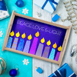 Hanukkah Menorah Candles auf dem Blue Peace Liebe  Serviertablett<br><div class="desc">"Frieden, Liebe und Licht." Eine spielerische, moderne, künstlerische Illustration von Boho Musterkerzen hilft Ihnen, den Urlaub in Hanukka zu beginnen. Die blauen Kerzen mit bunten Imitat-Folienmustern überlagern einen reichen, tiefblauen, strukturierten Hintergrund. Genießen Sie die Wärme und Freude der Ferienzeit, wenn Sie dieses atemberaubende, farbenfrohe Hanukkah Serviertablett benutzen. Dieses Serviertablett ist...</div>