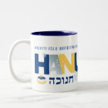 HANUKKAH Menorah Dreidel Coffee Tasse<br><div class="desc">Unsere Hanukkah Gruß TASSE mit einem dreidel, menorah, Gelee Donut und jüdischen Stars von David ist eine schöne, lustige Art, Familie und Freunden ein Happy Hanukkah im Stil zu wünschen. . Personalisieren Sie Ihren Gruß nach Ihren Wünschen und machen Sie es zu einem wahren Teil dieser Art. Anfragen: E-Mail an...</div>