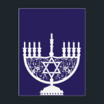 Hanukkah Menorah Feiertagspostkarte<br><div class="desc">Feiern Sie acht Tage und acht Nächte des Festivals der Lichter mit Hanukkah-Karten und Geschenken. Das Lichterfest ist hier. Lächle die Menorah,  spiele mit dem dreiel und feiere auf Latkes und Sufganiyots. Feiern Sie den Geist von Hanukkah mit Freunden,  Familie und Lieben,  indem Sie ihnen Happy Hanukkah wünschen.</div>