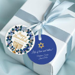 Hanukkah Menorah Floral Geschenk Tag Geschenkanhänger<br><div class="desc">Fügen Sie Ihren Hanukkah-Geschenken eine festliche und elegante Touch mit diesem runden Geschenktag mit einer goldenen Menorah hinzu, umgeben von einem wunderschönen Blumenkranz in Blau-, Rost- und Marinetönen. Die Rückseite enthält Platz für Ihre personalisierte Nachricht unter einem Stern von David. Diese Tags sind perfekt für Hanukkah-Geschenke, Gastgeschenke oder hausgemachte Goodies...</div>