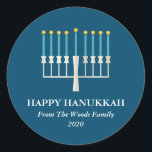 Hanukkah Menorah in Blue Personalisiert Runder Aufkleber<br><div class="desc">Einfache Hanukkah grüßen mit einer beleuchteten menorah Illustration in blau. Alle Texte können so angepasst werden,  dass Sie Ihre bevorzugte Hanukah-Rechtschreibung verwenden können.</div>