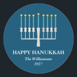 Hanukkah Menorah in Blue Personalisiert Runder Aufkleber<br><div class="desc">Einfache Hanukkah grüßen mit einer beleuchteten menorah Illustration in blau. Alle Texte können so angepasst werden,  dass Sie Ihre bevorzugte Hanukah-Rechtschreibung verwenden können.</div>