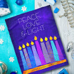 Hanukkah Menorah Kerzen auf blau, Peace Liebe Ligh Fleecedecke<br><div class="desc">"Frieden, Liebe und Licht." Eine spielerische, moderne, künstlerische Abbildung von Boho Musterkerzen in einer Menorah hilft Ihnen, den Urlaub von Hanukkah zu beginnen. Die blauen Kerzen mit bunten Imitat-Folienmustern überlagern einen reichen, tiefblauen, strukturierten Hintergrund. Genießen Sie die Wärme und Freude der Ferienzeit, wenn Sie sich in dieser atemberaubenden, weichen, farbenfrohen...</div>