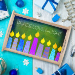 Hanukkah Menorah Kerzen auf der grünen Liebe Licht Serviertablett<br><div class="desc">"Frieden, Liebe und Licht." Eine spielerische, moderne, künstlerische Illustration von Boho Musterkerzen hilft Ihnen, den Urlaub in Hanukka zu beginnen. Die blauen Kerzen mit bunten Imitat-Folienmustern überlagern einen reichen, tiefgrünen, strukturierten Hintergrund. Genießen Sie die Wärme und Freude der Ferienzeit, wenn Sie dieses atemberaubende, farbenfrohe Hanukkah Serviertablett benutzen. Dieses Serviertablett ist...</div>