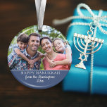 Hanukkah Menorah Pattern Foto Keramik Ornament<br><div class="desc">Festliche Hanukkah Menorah Pattern Holiday Foto Ornament mit einem rustikalen Muster von Menorahs auf der Rückseite und Ihr individuelles Foto und Text auf der anderen Seite.</div>