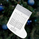 Hanukkah Menorah Silver Tone Elegant Moderne<br><div class="desc">Dieses elegante und moderne Stil Hanukkah Menorah Strumpf personalisieren, indem Sie einen Namen in Weiß zu den silbernen Ton "cuff" Design. Das Design ist schlicht und einfach mit meinem originalen quadratischen Stil Menorah in Imitaten silber auf Weiß und ein einfacher, aber interessanter Schriftart für den Namen. Egal ob Sie Chanuka...</div>