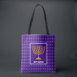 HANUKKAH Menorah Star David Personalisiert Lila<br><div class="desc">Stilvoll gefeiert überall drucken lila TOTE BAG mit Imitats silberner Star von David in subtilen Hintergrundmuster. Der Platzhaltertext kann so angepasst werden, dass Sie HAPPY HANUKKAH in einen Gruß Ihrer Wahl (Text ähnlicher Länge), Ihren Namen oder Text in Ihrer eigenen Sprache ändern können. Teil der HANUKKAH Kollektion. Weitere Farben sind...</div>