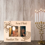 Hanukkah Menorah Stern von David Simple and Classi<br><div class="desc">Herzlichen Glückwunsch Hanukkah ❄ Grosses Personalisiertes Geschenk für Familie und Freunde! Ersetzen Sie den Text durch Ihren eigenen Namen oder Ihre eigene Nachricht. Happy Holidays 🕯 ⚘</div>