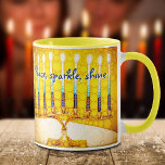 Hanukkah Menorah Yellow Peace Sparkle Shine Script Tasse<br><div class="desc">"Frieden, funkeln, leuchten." Ein nahes Foto einer leuchtenden, farbenfrohen, gelben und goldenen künstlerischen Menorah hilft Ihnen, den Urlaub von Hanukka stilvoll zu gestalten. Genießen Sie die Wärme und Freude der Ferienzeit, wenn Sie aus dieser schicken, farbenfrohen Hanukkah-Tasse trinken. Macht ein auffallendes Set von vier Tasse, wenn gekauft mit den drei...</div>