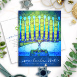 Hanukkah Modernes Skript Blue Green Menorah Stilvo<br><div class="desc">"Frieden, Liebe, Hanukkah". Eine nah-up Foto Illustration einer hellen, bunten, blauen grünen künstlerischen Menorah auf einem strukturierten marineblau Hintergrund hilft Ihnen, den Urlaub von Hanukkah zu beginnen. Fühlen Sie sich die Wärme und Freude der Ferienzeit, wenn Sie diese atemberaubende, farbenfrohe Hanukkah Gruß Postkarte schicken. Passende Umschläge, Aufkleber, Totbeutel, Packpapier, Serviertablette...</div>