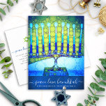 Hanukkah Modernes Skript Blue Green Menorah Stilvo Feiertagspostkarte<br><div class="desc">"Frieden, Liebe, Hanukkah". Eine nah-up Foto Illustration einer hellen, bunten, blauen grünen künstlerischen Menorah auf einem strukturierten marineblau Hintergrund hilft Ihnen, den Urlaub von Hanukkah zu beginnen. Fühlen Sie sich die Wärme und Freude der Ferienzeit, wenn Sie diese atemberaubende, farbenfrohe Hanukkah Gruß Postkarte schicken. Passende Umschläge, Aufkleber, Totbeutel, Packpapier, Serviertablette...</div>