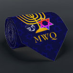 HANUKKAH Monogram Krawatte<br><div class="desc">Elegante,  stilvolle Mitternachtsblau HANUKKAH Neck Tie,  entworfen mit Imitaten goldenen Menorah,  farbenfrohen Stern von David und silberfarbenen dreidel plus CUSTOMIZABLE MONOGRAM. Im Hintergrund ist ein subtile Fliesenmuster des David-Sterns zu sehen. Verfügbar in Mittelblau mit optionaler Monogramm.</div>