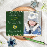 Hanukkah Peace Joy Liebe Snowflake Green Foto Flat<br><div class="desc">"Frieden, Freude und Liebe." Eine lustige, spielerische, goldene Folie und eine weiße Schneeflocke-Illustration und moderne Typografie auf einem reichen, dunkelgrünen Marmor-Aquarellhintergrund helfen Ihnen, die Hanukkah-Saison zu beginnen, zusammen mit dem Foto Ihrer Wahl. Imitate Goldfolie und weiße Konfetti-Punkte bilden den Rahmen der Karte. Fühlen Sie die Wärme und Freude der Ferien,...</div>