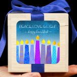 Hanukkah Peace Liebe Blue Boho Candles Türkis Quadratischer Aufkleber<br><div class="desc">"Frieden, Liebe und Licht." Eine spielerische, moderne, künstlerische Illustration von Boho Musterkerzen hilft Ihnen, den Urlaub in Hanukka zu beginnen. Die blauen Kerzen mit farbigen Imitat-Folienmustern überlagern einen türkisfarbenen Farbverlauf zu weißem, strukturiertem Hintergrund. Genießen Sie die Wärme und Freude der Ferienzeit, wenn Sie diesen atemberaubenden, bunten, personalisierten Hanukka Aufkleber benutzen....</div>