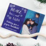 Hanukkah Peace Liebe Foto Snowflake Blau Feiertagskarte<br><div class="desc">Dieses Design kann in dem Bereich personalisiert werden, der durch das Ändern des Fotos und/oder Textes zur Verfügung gestellt wird. Sie können auch angepasst werden, indem Sie auf Vorlage personalisieren klicken und dann auf die Schaltfläche klicken, um weitere Optionen anzupassen, um die Hintergrundfarbe zu löschen oder zu ändern, Text hinzuzufügen,...</div>