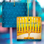 Hanukkah Peace Liebe Light, Gelbe Menorah Keepake Keramikornament<br><div class="desc">"Frieden, Liebe und Licht." Eine nah-up Digital-Foto-Illustration einer hellen, farbenfrohen, gelben und goldenen künstlerischen Menorah, mit Ihrem personalisierten Namen, hilft Ihnen, den Urlaub von Hanukkah im Stil. Auf der Rückseite überlagert ein winziger blauer Stern von David einen strukturierten aquamarinen blauen Hintergrund. Genießen Sie die Wärme und Freude der Ferienzeit, wenn...</div>