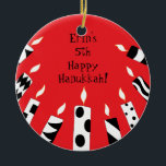 Hanukkah Rot/Weiß/Schwarze Kerzen Ornament<br><div class="desc">Hanukkah Rot/Weiß/Schwarz Kerzen Ornament. Personalisieren Sie jede Seite,  indem Sie vorhandenen Text löschen und Ihren eigenen Text mit Ihrem bevorzugten Schriftart Stil,  Farbe und Größe hinzufügen. Happy Hanukka! Danke fürs Einkaufen und vorbei kommen!</div>