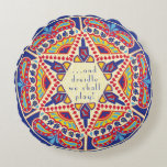 Hanukkah Round Pillow "Chanukah Paisley Dreidle" Rundes Kissen<br><div class="desc">Hanukkah Round 16" Kissen "Chanukah Paisley Dreidle Design" Zwei-seitige Kissen, die in 3 Stoff-Auswahl kommt (Preis ändert sich je nach Stoffauswahl). Die Hintergrundfarbe kann durch die Auswahl der bevorzugten Farbe auf der Rückseite und vor dem Kissen ersetzt werden. Personalisieren Sie, indem Sie Text auf der Vorder- und Rückseite löschen und...</div>