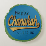 Hanukkah Rundkissen "Chanukah EST 139" Rundes Kissen<br><div class="desc">Hanukkah Runde 16" Kissen "Happy Chanukah EST 139" Zwei-Seiten-Kissen, die in 3 Stoff-Auswahl kommt (Preis ändert sich je nach Wahl des Stoffes.) Die Hintergrundfarbe kann durch die Auswahl der bevorzugten Farbe auf der Rückseite und vor dem Kissen ersetzt werden. Personalisieren Sie, indem Sie Text auf beiden oder auf beiden Seiten...</div>