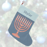 Hanukkah Rustikale Menorah Niedlich Kids Chrismukk Großer Weihnachtsstrumpf<br><div class="desc">Für Kinder in Mischfamilien bringen diese personalisierten Hanukkah "Weihnachten"-Strümpfe die Glaubensrichtungen zusammen. Diese Strümpfe sind mit einem dunkelblauen Hintergrund und einem blass blauen "Mantel"-Design gestaltet und mit Imitaten aus Holz und dem dunkelblauen Namen des Kindes (oder Erwachsenen!) ausgestattet. Erstellen Sie ein passendes Set für die ganze Familie und entscheiden Sie,...</div>