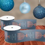 Hanukkah Rustikale Menorah Niedliches Lichtfestiva<br><div class="desc">Mit diesem einfach zu bedienenden Template-Design mit einer rustikalen Menorah und Ihrem eigenen Text erstellen Sie Ihr eigenes personalisiertes Band für Hanukkah-Geschenke. Das schlichte Muster auf einem tiefblauen Hintergrund besteht aus Imitaten, die im Rotholzstil mit bis zu vier Textzeilen abwechselnd in einem hellblauen Schriftart angeordnet sind, wo Sie Ihren Namen...</div>