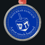 HANUKKAH SAMEACH | Chanukah | Dreidel Ornament Aus Metall<br><div class="desc">Stilvolles HANUKKAH SAMEACH Ornament mit Imitaten silberner Star von David in einem gefliesten Muster und einem großen weißen Dreifach in der Mitte. Die Hintergrundfarbe ist Cobalt Blue. Der Text liest HANUKKAH SAMEACH oben, und am unteren Rand ein GROSSER WUNDER PASSIERT. Beide sind KUNDENBAR, wenn Sie durch einen Namen oder einen...</div>