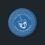 HANUKKAH SAMEACH | Dreidel | Chanukah Magnet<br><div class="desc">Stilvoller HANUKKAH SAMEACH Kühlschrankmagnet mit Imitaten silberner Star von David in einem gefliesten Muster und einem großen weißen dreiel in der Mitte. Die Hintergrundfarbe ist Tekhelet Blue. Der Text liest HANUKKAH SAMEACH oben, und am unteren Rand ein GROSSER WUNDER PASSIERT. Beide sind KUNDENBAR, wenn Sie durch einen Namen oder einen...</div>