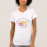 Hanukkah-Segen| BARUCH ATAH ADONAI| Hebräisch T-Shirt<br><div class="desc">Moderner, stilvoller HANUKKAH BLESSINGS T - Shirt. Design zeigt ein goldfarbenes MENORAH mit bunten STAR OF DAVID und silbergrauen DREIDEL. Oben befindet sich ein kurviger Text, der sagt: BARUCH ATAH, ADONAI (Gesegnet sind Sie, o Gott) und unter dem Text steht HANUKKAH BLESSINGS. ALLER TEXT IST KÖNNLICH, sodass Sie mit Ihrer...</div>