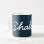 Hanukkah Shalom Start von David Blue White Tasse<br><div class="desc">Sage jeden Tag "Shalom" mit diesem wunderschönen Stern der David-Tasse mit dem Wort "Shalom" in einem modernen Schriftart. Text ist anpassbar. Wunderbar als Geschenk für Hanukkah und andere Feiertage.</div>