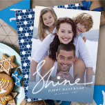 Hanukkah Shine Glow Bright Star von David Foto Feiertagskarte<br><div class="desc">Eine moderne, minimalistische Urlaubskarte mit einem vollblutenden Foto mit einem blauen Farbverlauf und einem partiellen transparenten Foto-Overlay. Am unteren Ende der Karte befindet sich ein großer festlicher Gruß "Shine" in glänzender, weißer Schrift mit einem "Stern des david" Dots und klassischem Serifentext in den Worten von "Happy Hanukkah". Die Rückseite ist...</div>