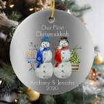 Hanukkah Snowman Weihnachten Unsere erste Chrismuk Keramik Ornament<br><div class="desc">Dieses Design entstand durch digitale Kunst, es kann in dem Bereich personalisiert sein, der durch das Ändern des Fotos oder das Hinzufügen eigener Wörter zur Verfügung gestellt oder angepasst wird. Kontaktieren Sie mich unter colorflowcreations@gmail.com , wenn Sie dieses Design für ein anderes Produkt haben möchten. Kaufen Sie meine originale abstrakte...</div>