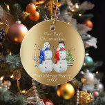 Hanukkah Snowman Weihnachten Unsere erste Chrismuk Keramik Ornament<br><div class="desc">Dieses Design entstand durch digitale Kunst, es kann in dem Bereich personalisiert sein, der durch das Ändern des Fotos oder das Hinzufügen eigener Wörter zur Verfügung gestellt oder angepasst wird. Kontaktieren Sie mich unter colorflowcreations@gmail.com , wenn Sie dieses Design für ein anderes Produkt haben möchten. Kaufen Sie meine originale abstrakte...</div>