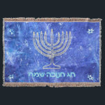 Hanukkah Snowstorm Menorah Decke<br><div class="desc">Eine glühende goldene Hanukkah menorah und "Chag Chanukkah Sameach" (Happy Hanukkah) in leuchtend blau-weiß Text überlagert auf einem blau-weiß-Fraktal Bild erinnert an Schneeflocken in einem Sturm.</div>