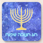 Hanukkah Snowstorm Menorah Getränkeuntersetzer<br><div class="desc">Eine glühende goldene Hanukkah menorah und hebräischer Text mit dem Text "Chag Chanukkah Sameach" (Happy Chanukkah) in leuchtendem Blau und Weiß überlagert auf einem blau-weiß-Fraktal Bild erinnert an Schneeflocken in einem Sturm. Chag Sameach!</div>