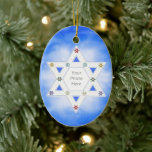 Hanukkah Star und Schneeflocken Blau für Foto Keramik Ornament<br><div class="desc">Ein festliches Hanukkah-Foto-Ornament mit meinem Design des David-Sterns für das Foto-Rahmen und kleine bunte Schneeflocken auf einem kluges,  blauen Hintergrund.</div>