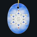 Hanukkah Star und Snowflakes Blau (Foto Rahmen) Keramik Ornament<br><div class="desc">Ein festliches Hanukkah-Foto mit dem Stern von David für das Foto-Rahmen und kleine bunte Schneeflocken auf einem klug blauen Hintergrund.</div>