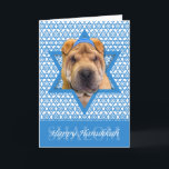 Hanukkah Star von David - Chinese Shar Pei Feiertagskarte<br><div class="desc">Was könnte Sprichwort Happy Hanukkah mehr Spaß machen, als diesen chinesischen Shar Pei Dog mit einem Yamaka zu haben, der vom Star of David umgeben ist. Dieses skurrile Urlaubsprojekt wird bestimmt Ihre Freunde und Familie und andere Tierfreunde begeistern. Dieses Design ist in mehr als 100 Hundebüten erhältlich. Wenn Sie Ihren...</div>