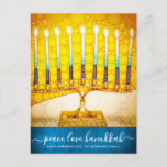Hanukkah Stylish Yellow Gold Menorah Script Aquama Feiertagspostkarte<br><div class="desc">"Frieden, Liebe, Hanukkah". Eine nah-up Foto Illustration einer hellen, bunten, gelben goldenen künstlerischen Menorah auf einem strukturierten aquamarinen blauen Hintergrund hilft Ihnen, den Urlaub von Hanukkah einzuleiten. Fühlen Sie sich die Wärme und Freude der Ferienzeit, wenn Sie diese atemberaubende, farbenfrohe Hanukkah Gruß Postkarte schicken. Passende Umschläge, Aufkleber, Totbeutel, Packpapier, Serviertablette...</div>