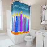 Hanukkah Turquoise Candles Boho Peace Liebe Light Duschvorhang<br><div class="desc">"Frieden, Liebe und Licht." Eine spielerische, moderne, künstlerische Abbildung von Boho Musterkerzen in einer Menorah hilft Ihnen, den Urlaub von Hanukkah zu beginnen. Die blauen Kerzen mit farbigen Imitat-Folienmustern überlagern einen türkisfarbenen Farbverlauf mit weißem Hintergrund. Genießen Sie die Wärme und Freude der Ferienzeit, wenn Sie diesen atemberaubenden, farbenfrohen Hanukkah Duschvorhang...</div>