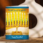 Hanukkah Yellow Gold Menorah Season to Sparkah Feiertagskarte<br><div class="desc">"Es ist die Jahreszeit zu funkeln. Happy Hanukkah." Ein nahes Foto einer leuchtenden, farbenfrohen, gelben künstlerischen Menorah hilft Ihnen den Urlaub in Hanukka zu beginnen. Genießen Sie die Wärme und Freude der Urlaubssaison, wenn Sie diese atemberaubende, farbenfrohe Hanukkah Grußkarte schicken. Passende Umschläge, Aufkleber, Briefmarke, Totensäcke, Serviertablette und andere Produkte sind...</div>
