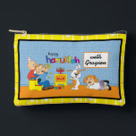 Hanukkah Zeevie bei Play Dreidel Accessory Pouc Zubehörtasche<br><div class="desc">Hanukkah mit Zeevie beim Spielen, Dreidel Game Pouch. Alle Designelemente können bearbeitet werden. Ändern Sie bearbeitbaren Text mit Stil, Farbe und Größe Ihres bevorzugten Schriftartes. Füllen Sie den Beutel mit dreidimensionalen und spielen Sie Leckereien. Spiel an!! Happy Hanukka! Beutel Typ: Druck schneiden Nähen Kleines Zubehör Pouch Unsere Beutel sind in...</div>