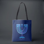 Hanukkiah Happy Hanukkah Jewish Holiday Menorah<br><div class="desc">Hanukkiah-Symbol. Happy Hanukkah Party Jüdischer Urlaub Blue Menorah. Jüdisches Holiday Chanukkah Dekoration mit traditionellem Chanuka Dekorationssymbol - Navy Blue Farbe hanukkiah menorah, Kerzenhalter mit Kerzen, Stern von David und neon blaue Lichter Illustration. Hanukkah Festival der Lichter Event Dekoration. Jerusalem, Israel. Zubehör > Taschen & Wallets > Tasche & Einkaufstaschen >...</div>