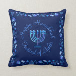 Hanukkiah Happy Hanukkah Jewish Holiday Menorah Kissen<br><div class="desc">Hanukkiah-Symbol. Happy Hanukkah Party Jüdischer Urlaub Blue Menorah. Jüdisches Holiday Chanukkah Dekoration mit traditionellem Chanuka Dekorationssymbol - Navy Blue Farbe hanukkiah menorah, Kerzenhalter mit Kerzen, Stern von David und neon blaue Lichter Illustration. Hanukkah Festival der Lichter Event Dekoration. Jerusalem, Israel. Zuhause > Zuhause Décor > Kissen & Poufs > Kissen...</div>
