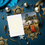 Hanukkiah Menorah Happy Hanukkah Foto Folien Feiertagskarte<br><div class="desc">Illustrierte menorah (hanukkiah) und "Happy Hanukkah" in echter Folie. Fügen Sie auf der Rückseite eine oder mehrere Fotos hinzu. Wählen Sie aus Gold,  Silber oder Rose-Goldfolie.</div>