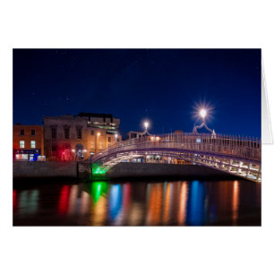 Ha'Penny Bridge in Dublin unter einem nächtlichen 