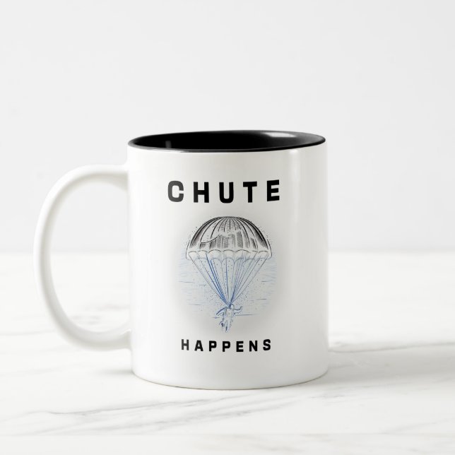 Happens - ein Fallschirmdesign Zweifarbige Tasse (Links)