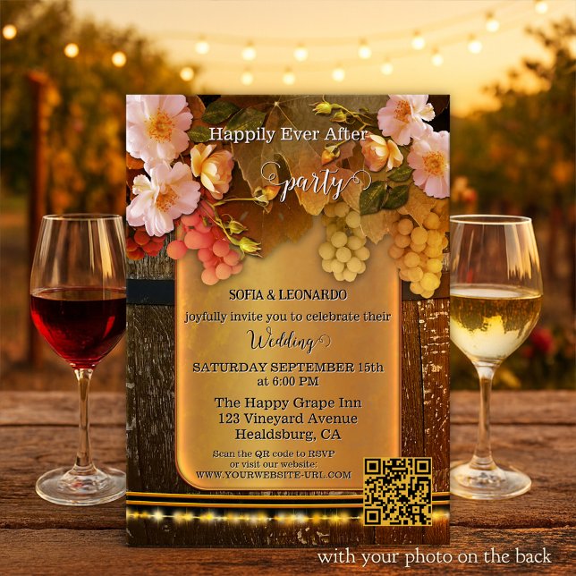 Happily Ever After Weinberg-Hochzeit Einladung (Happily ever after wedding invitation featuring grapes, flowers and string lights on a wine barrel)